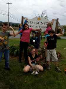 4th graders putting in roses at sign