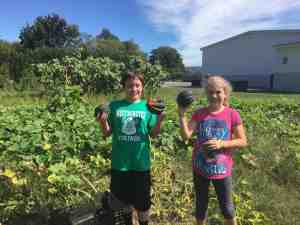 5th graders harvest acorn squash